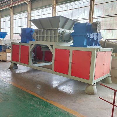 Tralciatrice per il riciclaggio multifunzionale di sacchetti tessuti a pellicola di gomma, rottami di legno e metalli